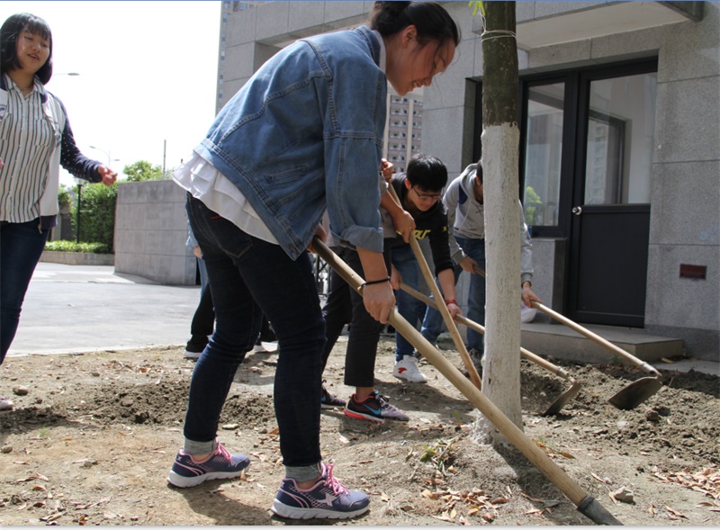 爱党在心  环保于行 ——金沙集团1862cc携手校园管理中心开展红色环保志愿者活动