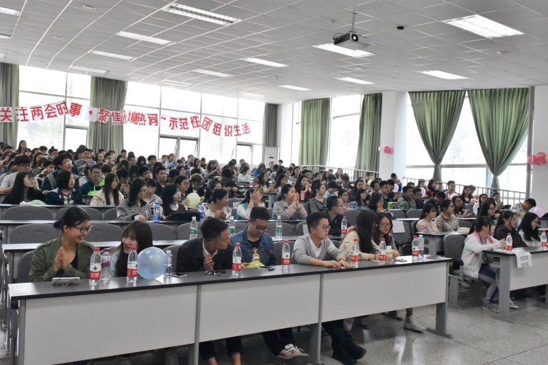 金沙集团1862cc“关注两会实事 聚焦环境热词”示范性团组织生活顺利开展