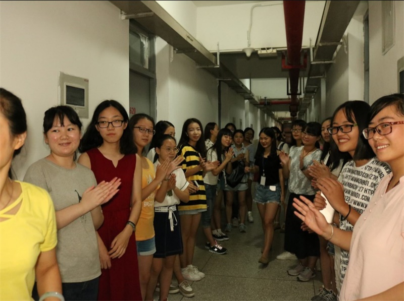 【图片新闻】金沙集团1862cc领导下寝慰问2017级新生